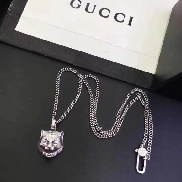gucci feline pendant